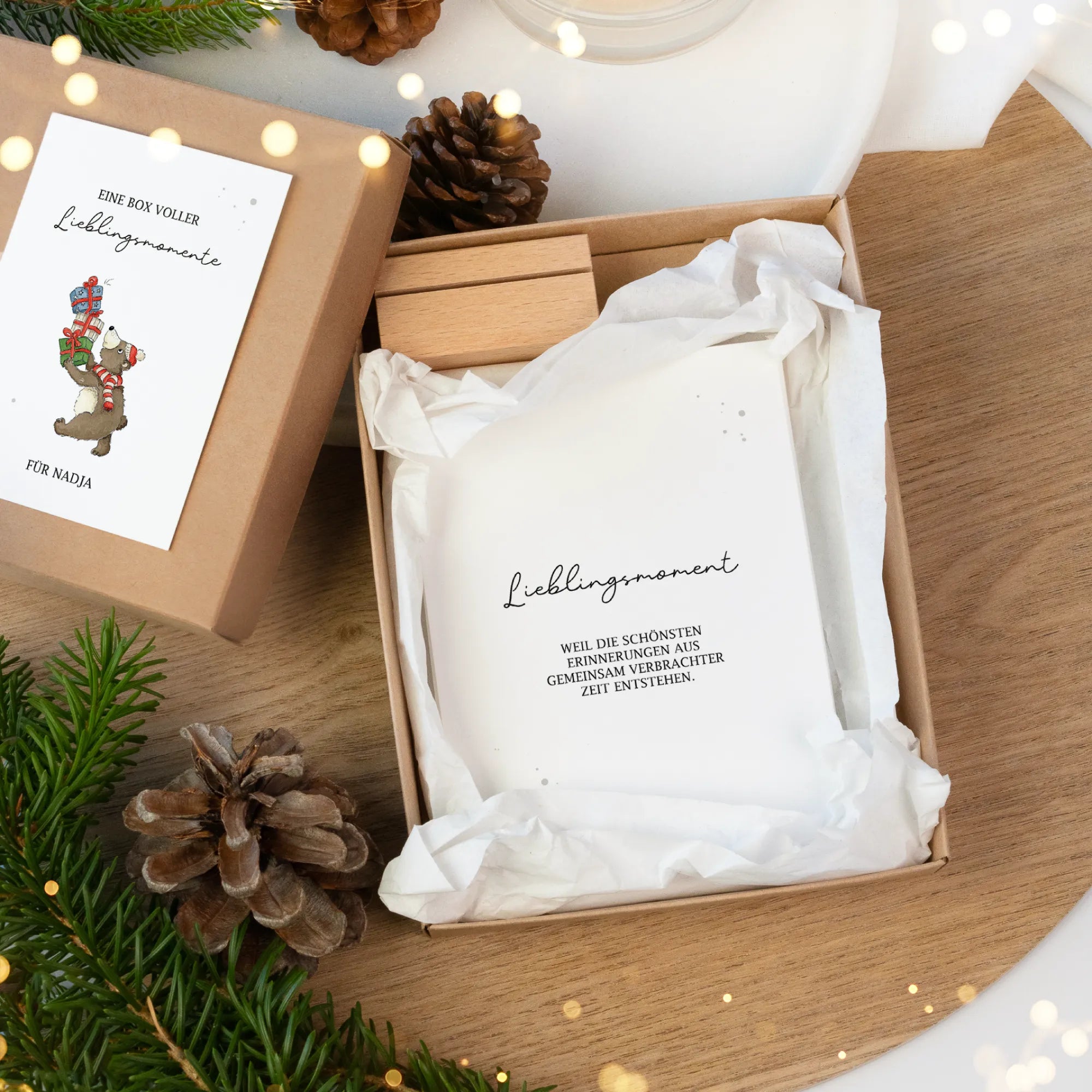 Geöffnete Geschenkbox aus Kraftpapier. Darin liegen Gutscheinkarten mit dem Spruch Lieblingsmoment und ein Kartenhalter.