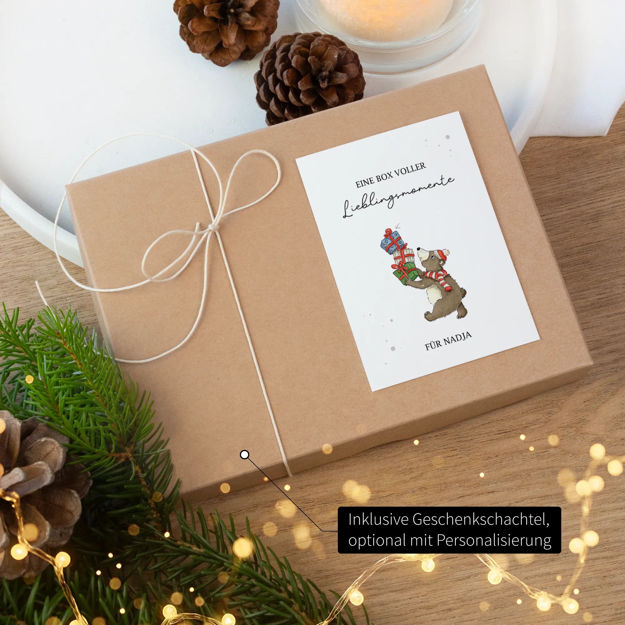 Verschlossene Geschenkschachtel mit einer personalisierten Banderole. Darauf ein Bär Aquarell Motiv mit Geschenken.