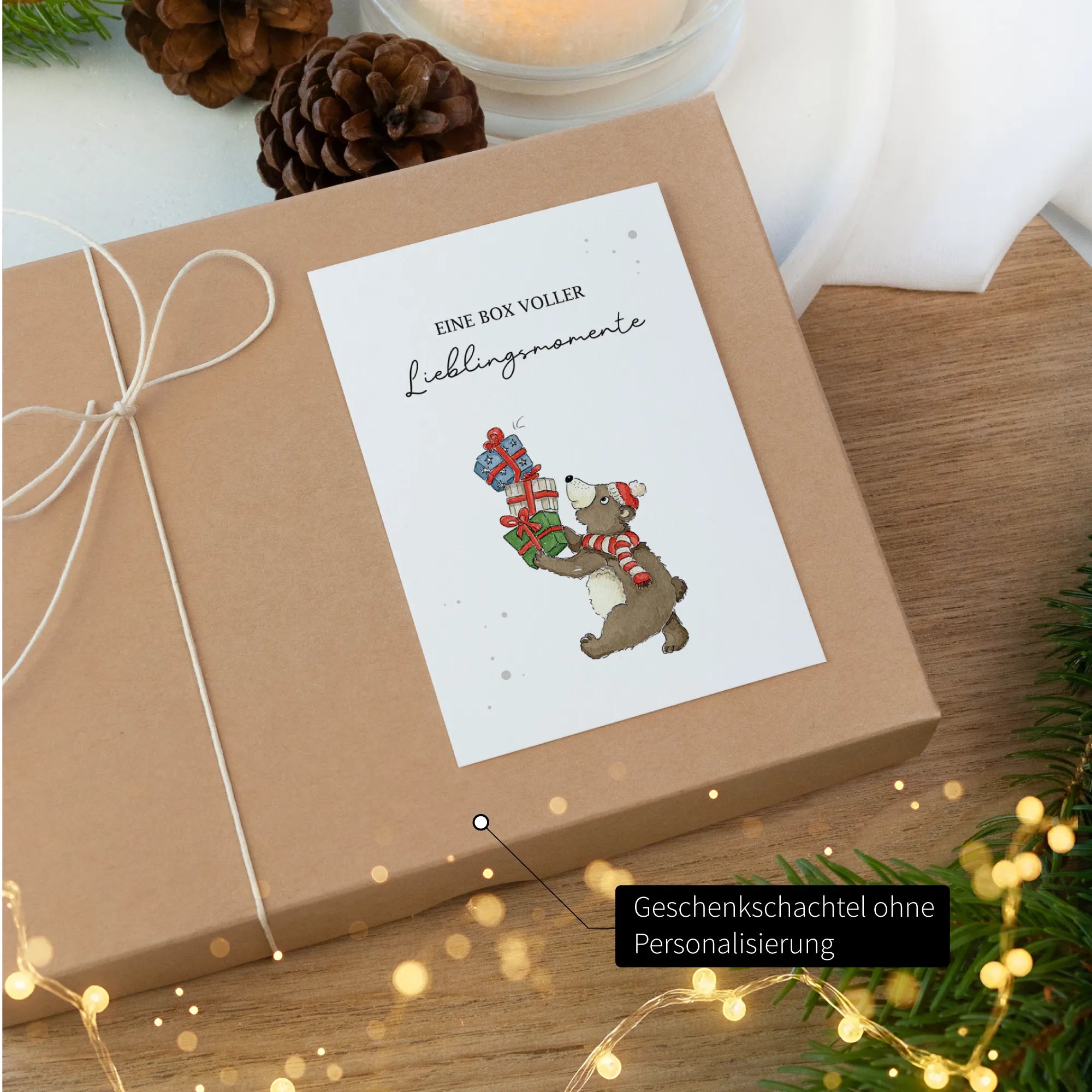 Weihnachtsgeschenk Box gebunden mit weißem Band. Das Deckblatt zeigt einen Bären mit Geschenken ohne Personalisierung.