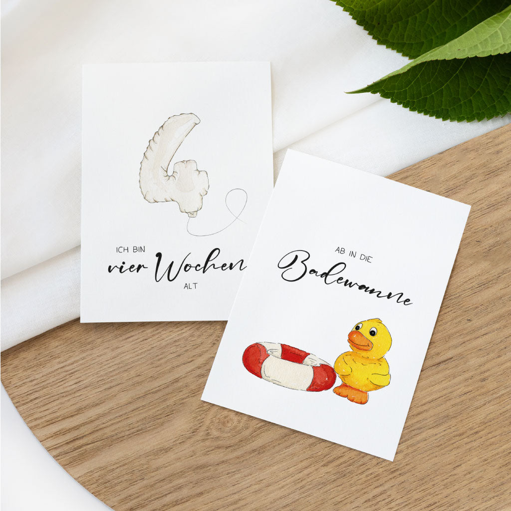 Meilensteinkarten „vier Wochen alt“ und „Ab in die Badewanne“ mit niedlichen Aquarellzeichnungen, ideal zum Festhalten von Baby-Meilensteinen.