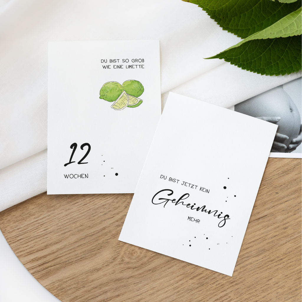 Zwei Schwangerschaftswochenkarten mit Obstmotiv: Limette zur 12. Woche und Schriftzug „Du bist jetzt kein Geheimnis mehr“, illustriert mit handgemaltem Aquarell.