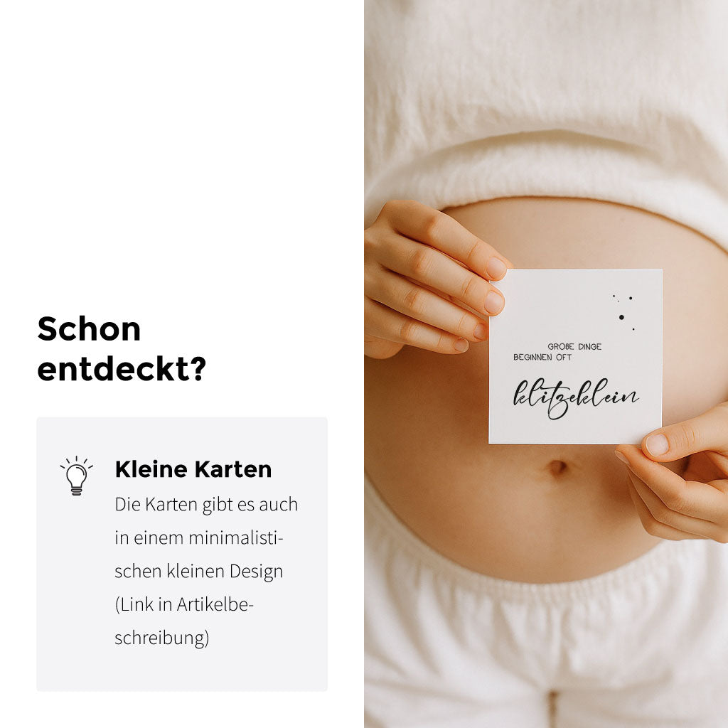 Schwangere Frau hält minimalistische quadratische Karte mit Text „Große Dinge beginnen oft klitzeklein“ vor den Babybauch – Hinweis auf kleine Version der Aquarellkarten für die Schwangerschaft.