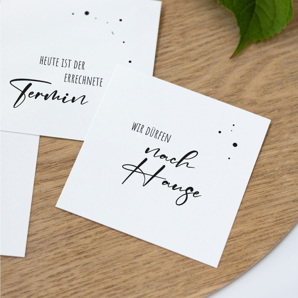 Nahaufnahme von zwei Karten mit den Aufdrucken „Heute ist der errechnete Termin“ und „Wir dürfen nach Hause“ – Teil des Schwangerschafts-Meilensteinkarten-Sets mit 56 Karten.