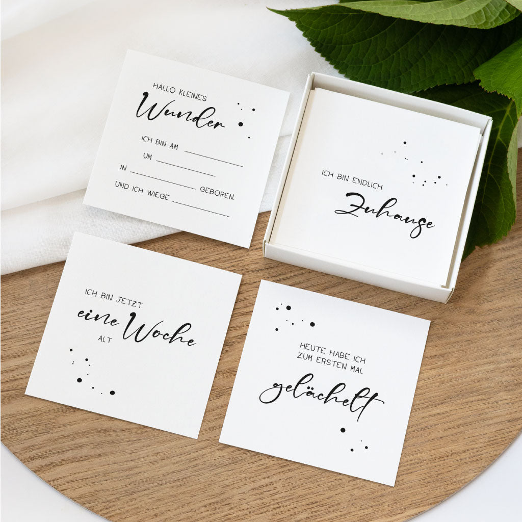 Meilensteinkarten Baby erstes Jahr in Schwarz-Weiß: Setkarten mit „Hallo kleines Wunder“, „Zuhause“, „eine Woche“ und „gelächelt“ – ideal zum Fotos machen und Erinnerungen festhalten.