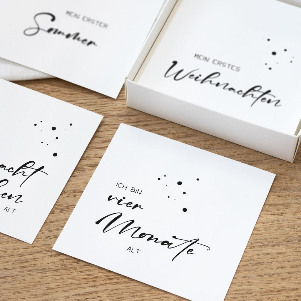 Wochenkarten und Monatskarten im Set: „Mein erstes Weihnachten“, „Mein erster Sommer“ und „Ich bin vier Monate alt“ – Meilensteinkarten Baby erstes Jahr in Schwarz-Weiß.