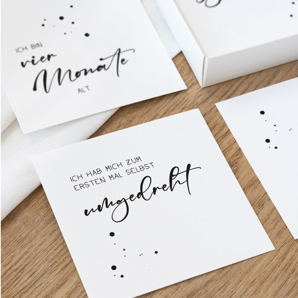 Nahaufnahme Karte „Ich hab mich zum ersten Mal selbst umgedreht“ – minimalistisch schwarz weiß Meilensteinkarten fürs erste Babyjahr, ideal für Erinnerungsfotos.