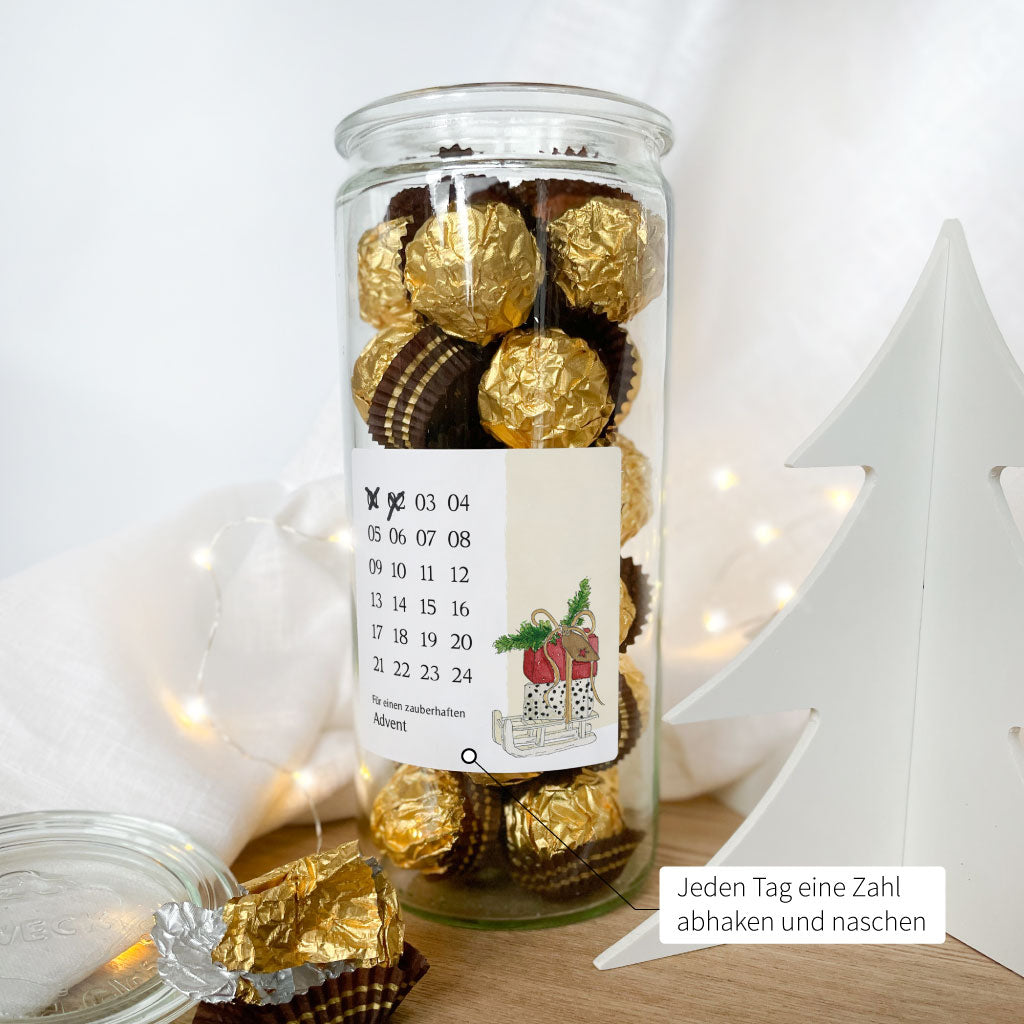 Glas mit goldenen Pralinen gefüllt