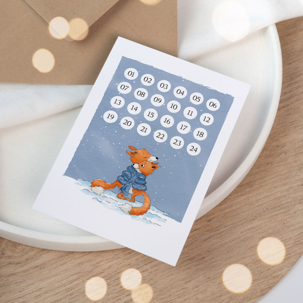 Karte liegt in Dekoschale auf Kuvert aus Kraftpapier