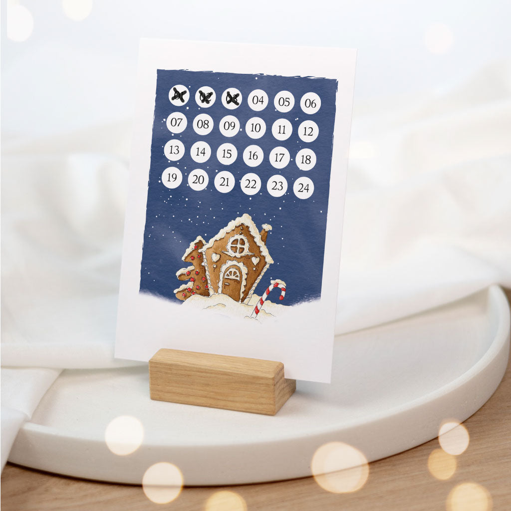 Mini Adventskalender Karte steht in Kartenhalter aus Holz