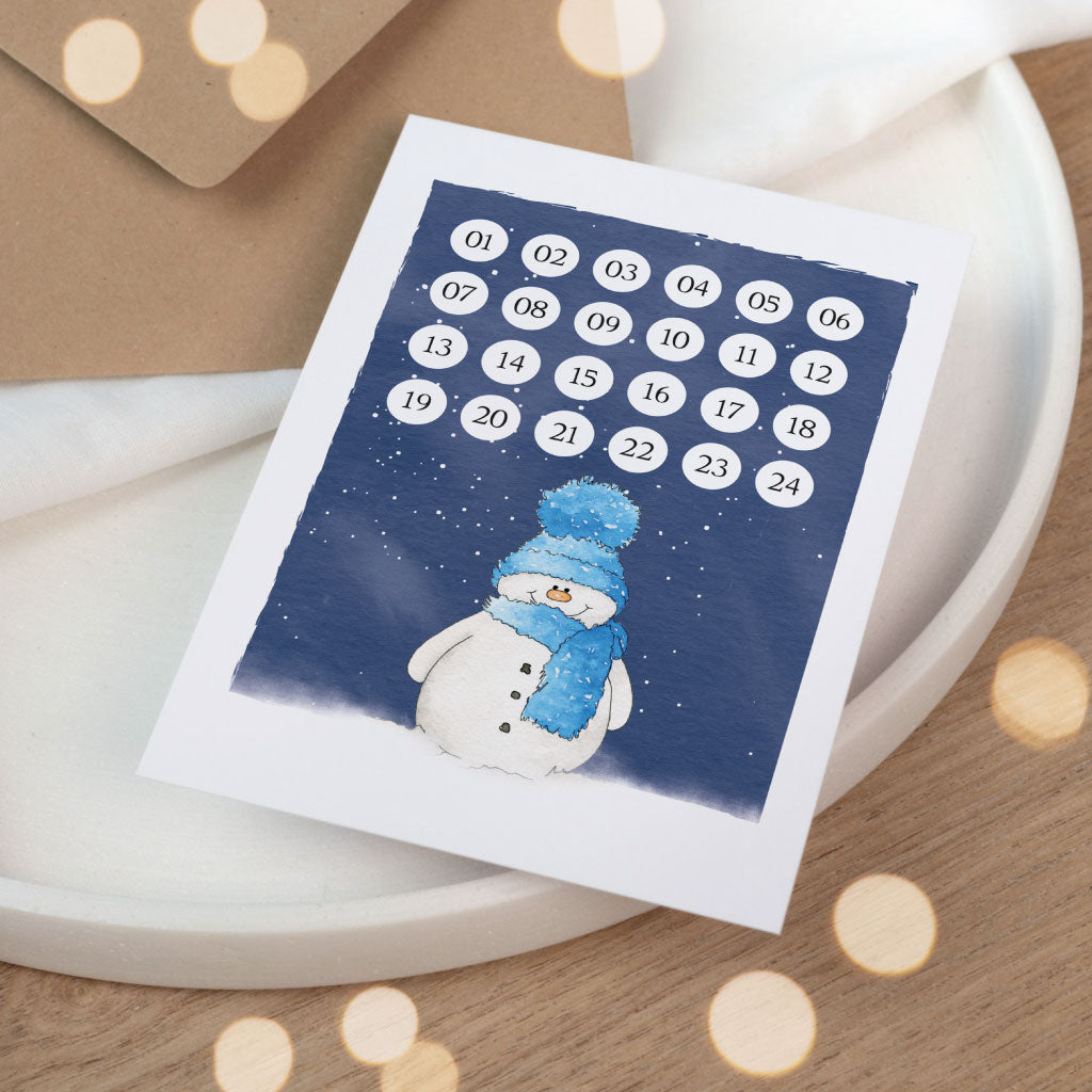 Motiv mit handgemaltem Schneemann und 24 Zahlen zum Abhaken