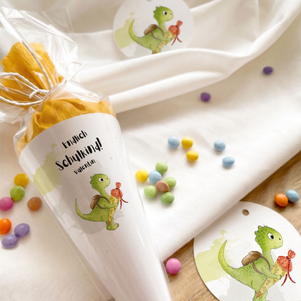 Gastgeschenke für die Einschulungsparty mit runden Anhängern und Mini Schultüten im Dino Aquarell Motiv.