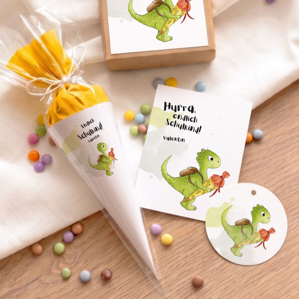 Set aus Karte Anhänger und kleiner Schultüte mit dem liebevollen Dino Aquarell Motiv für Schulkinder.