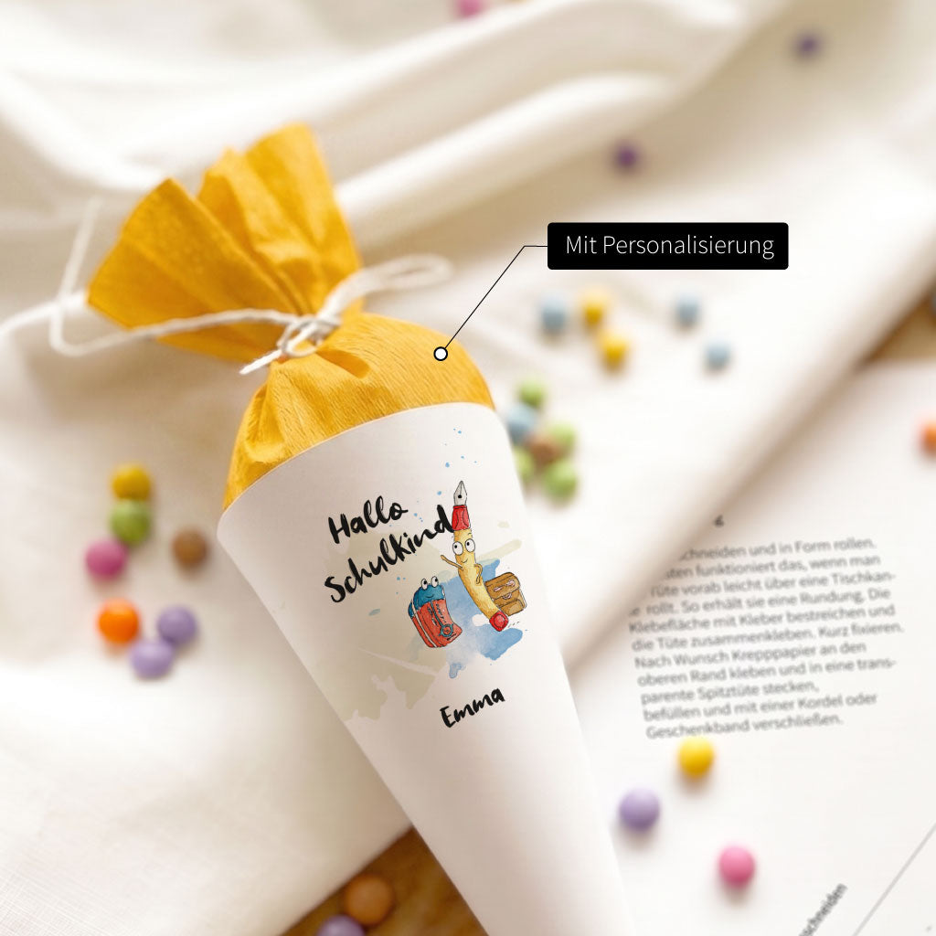 Nahaufnahme einer personalisierten Mini Schultüte mit dem Namen Emma und Stifte Aquarell Motiv.