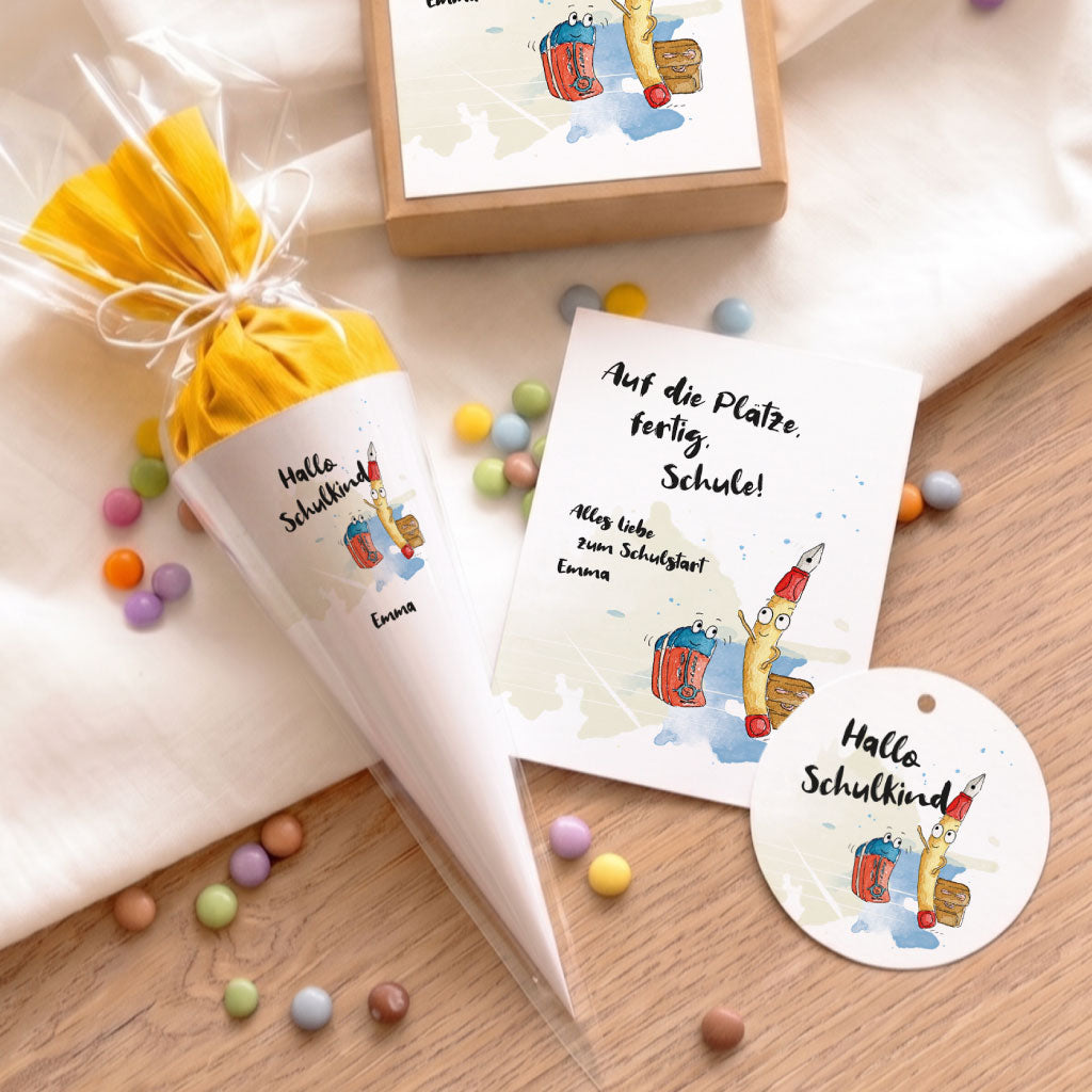 Übersicht der Einschulung Deko mit kleiner Schultüte, Karte und rundem Geschenkanhänger.
