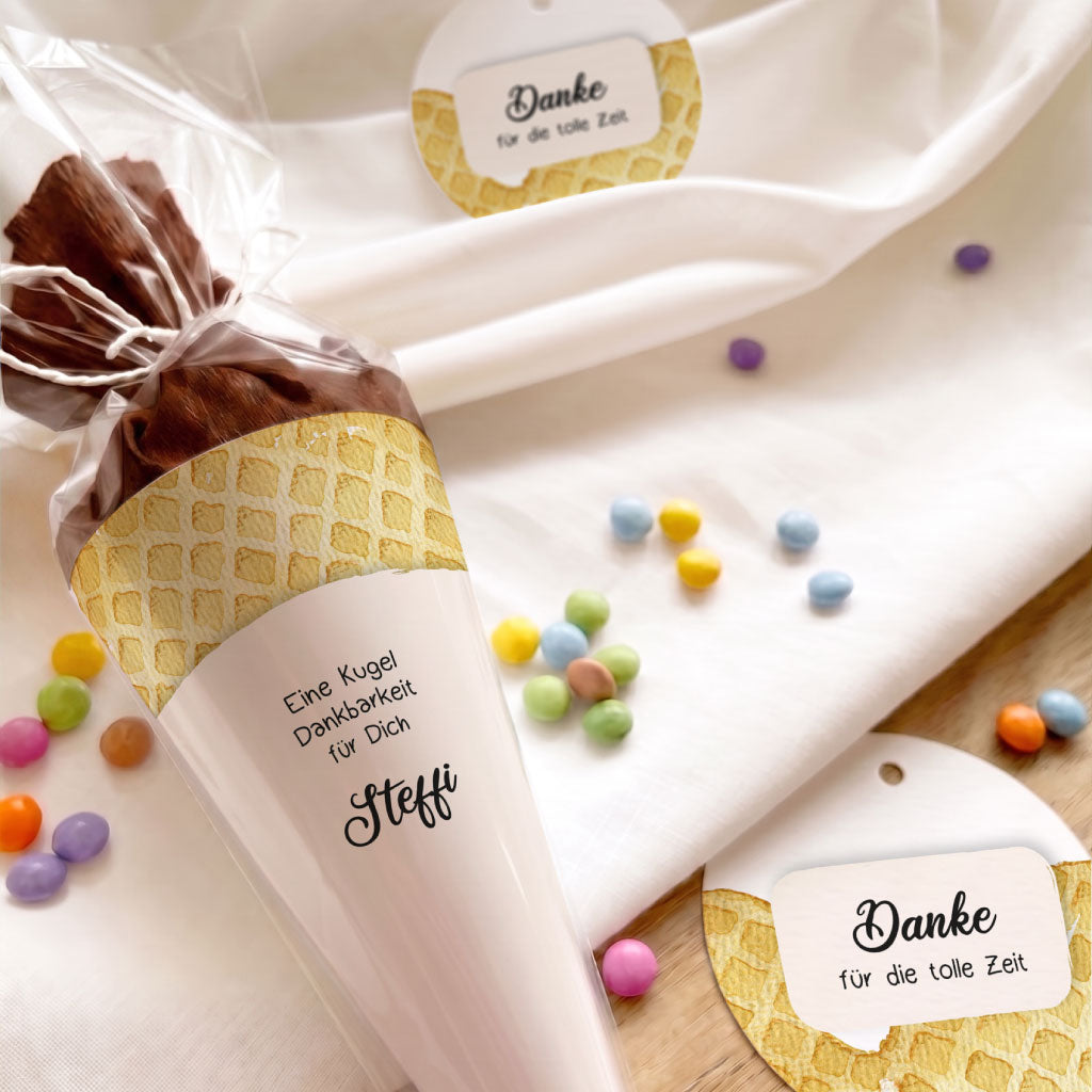 Geschenk für Lehrerin oder Erzieherin in Form einer kleinen gebastelten Schultüte mit Eiswaffel Aquarell Motiv.