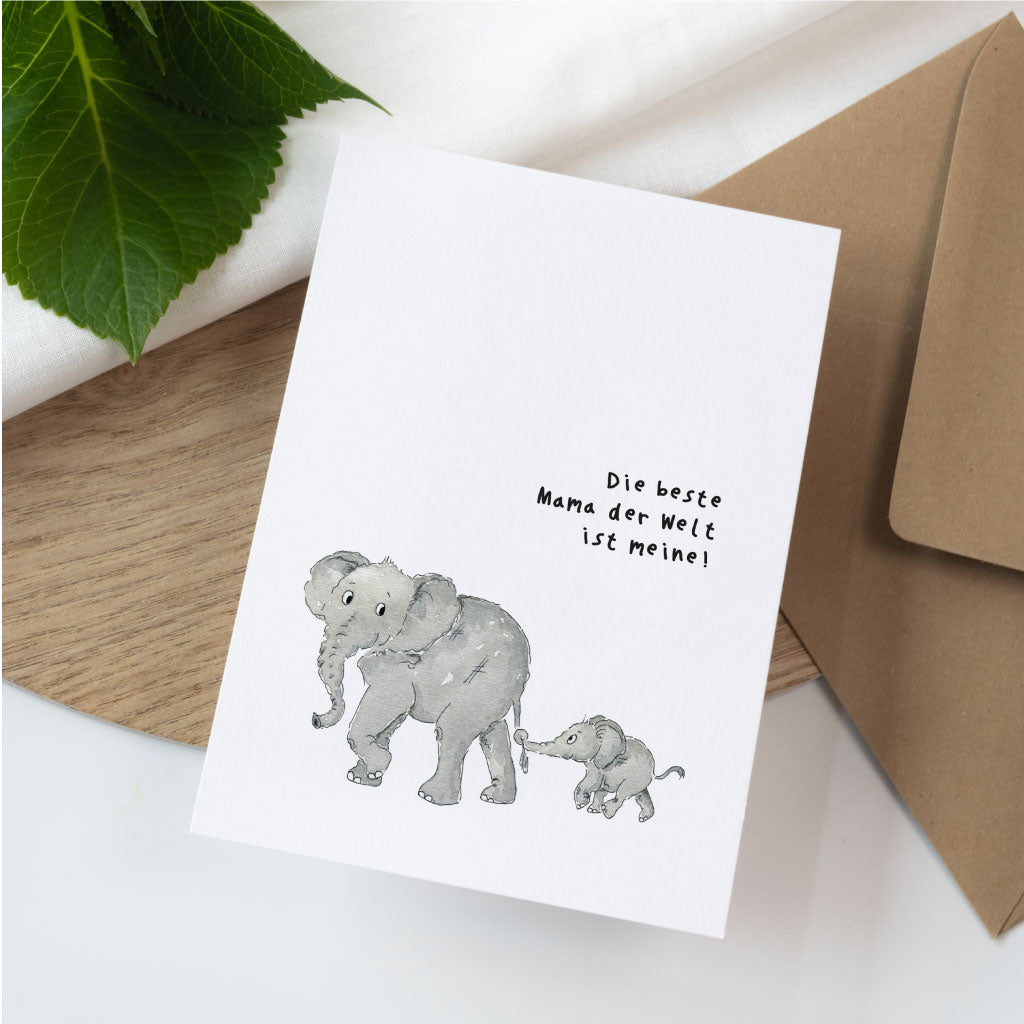 Baby Elefant hält sich an Schwanz von Mama Elefant fest