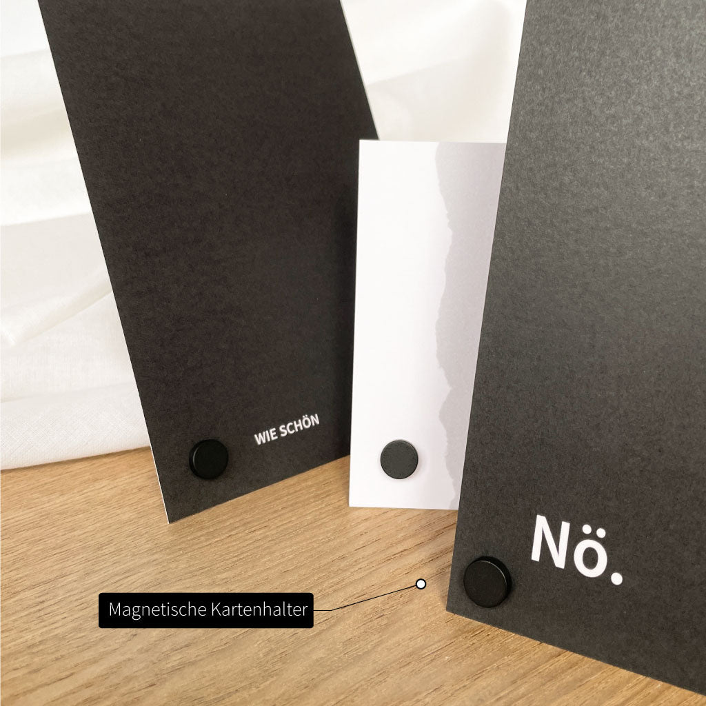 Drei magnetische Kartenhalter als Kartenständer nebeneinander, Pop Up Frame Fotohalter in magnetisch schwarz für Karten und Fotos.
