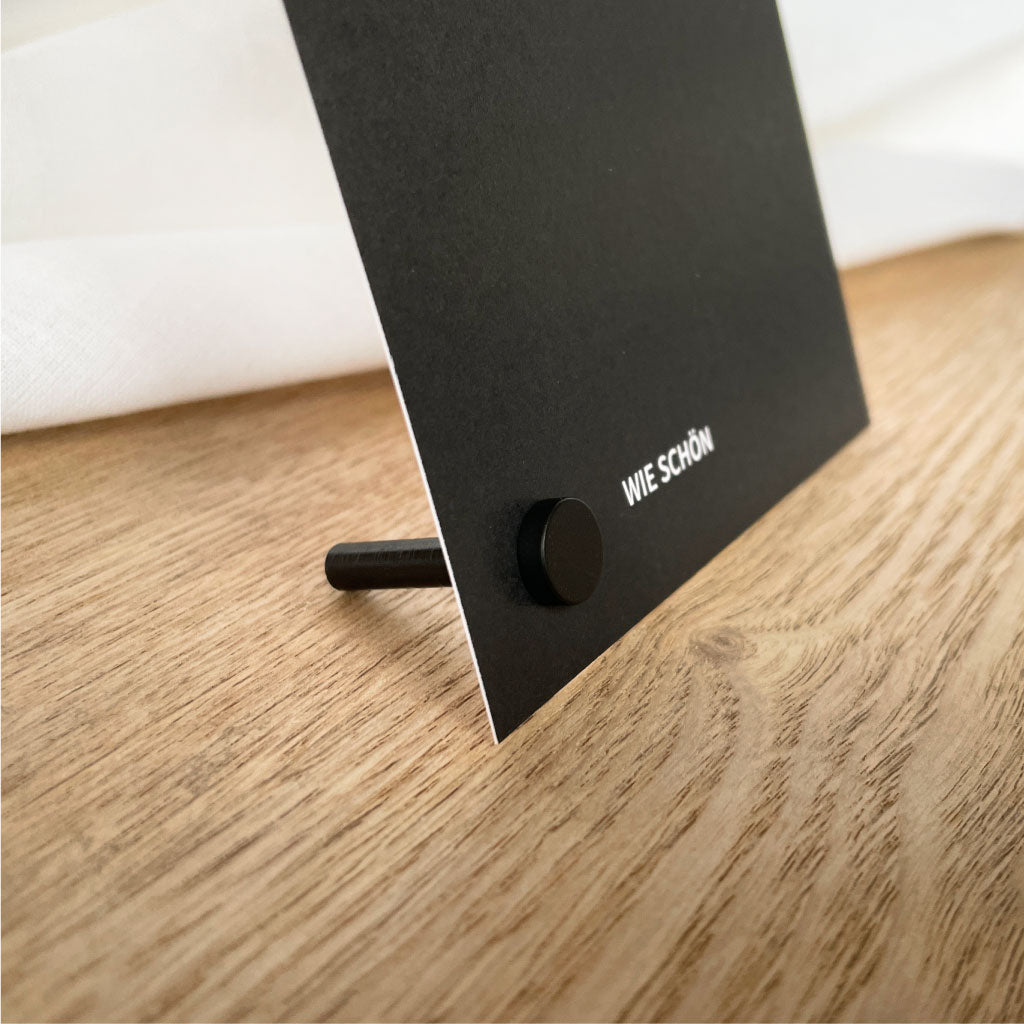 Minimalistischer Pop Up Frame Fotohalter als Kartenhalter, magnetisch schwarz im Fokus, praktischer Kartenständer für Postkarten und Bilder.