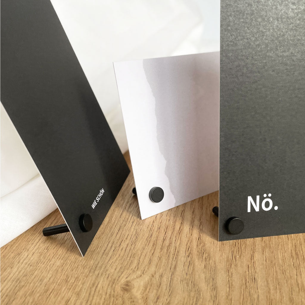 Drei Pop Up Frame Kartenhalter als Kartenständer: magnetisch schwarz Fotohalter-Set für Karten und Fotos, auf Holz dekoriert.