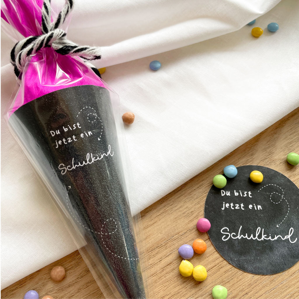 Schultüten im schwarzen Tafel Look für Einschulungsparty