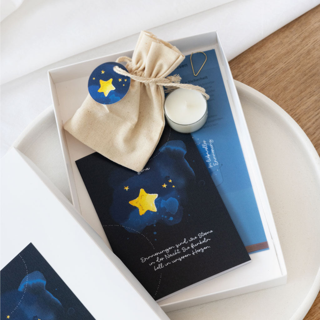 Personalisierte Trauerkarte mit Erinnerungslicht in Geschenkebeutel, dazu Lichthülle mit Teelicht Glas