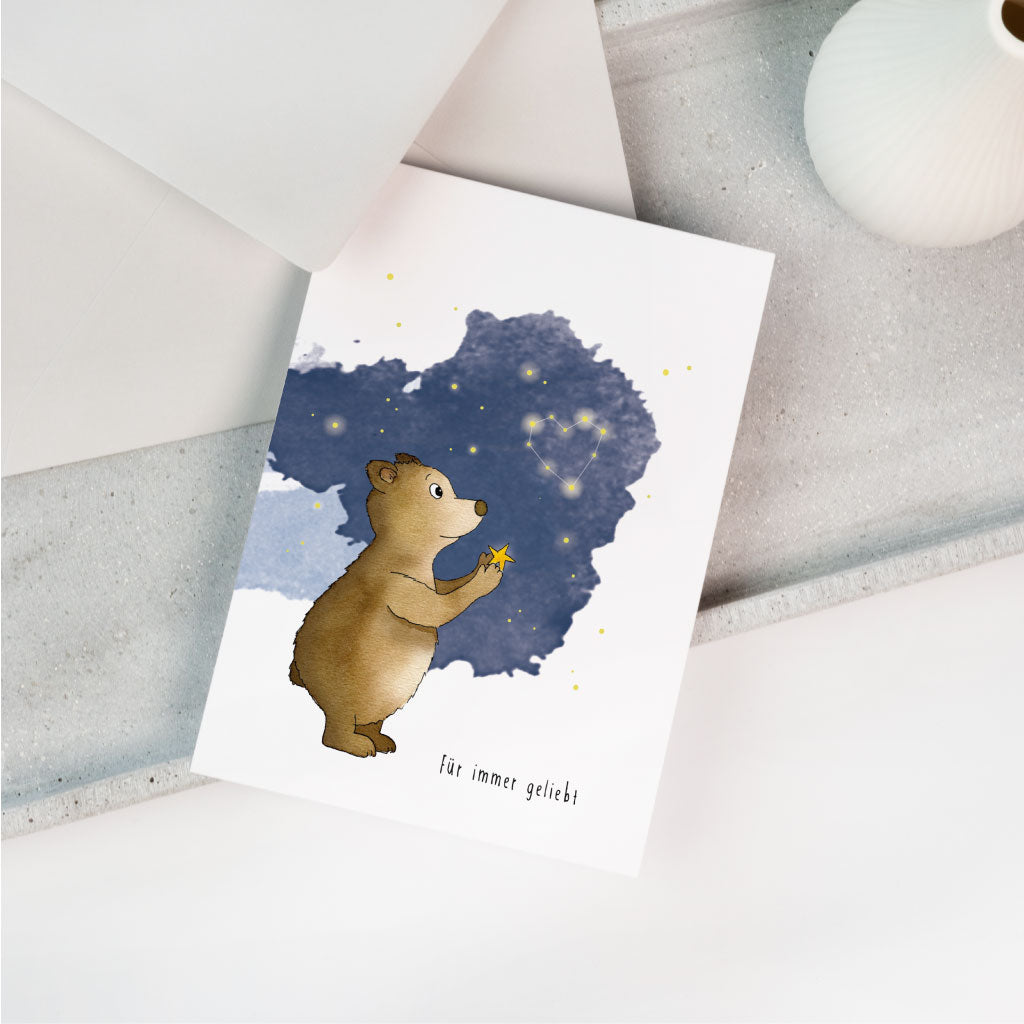 Aquarell Motiv mit Bär und Sternenhimmel und Spruch "für immer geliebt"