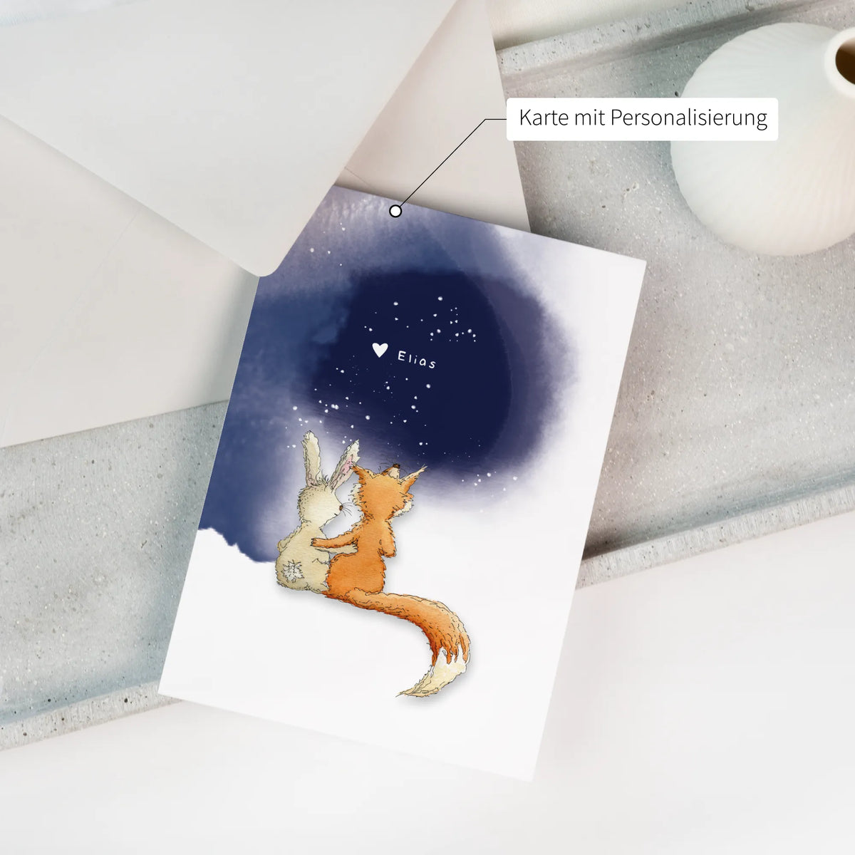 Personalisierbare Trauerkarte mit handgemaltem Fuchs und Hase vor Sternenhimmel, Schriftzug Elias mit Herz
