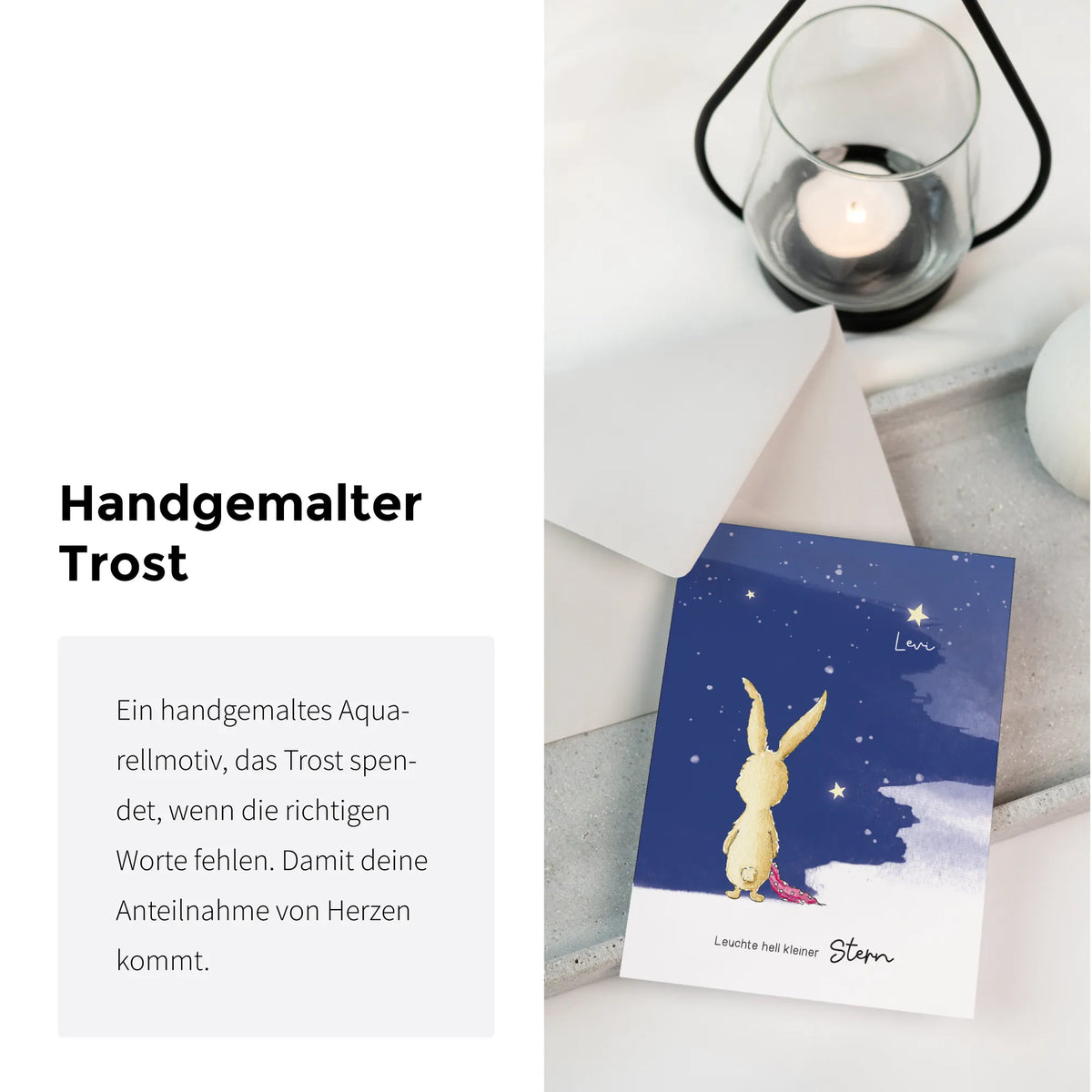 Trauerkarte Sternenkinд mit handgemaltem Aquarellmotiv Hase blickt in Sternenhimmel, Trostkarte bei Kinderverlust, mit brennender Kerze im Hintergrund