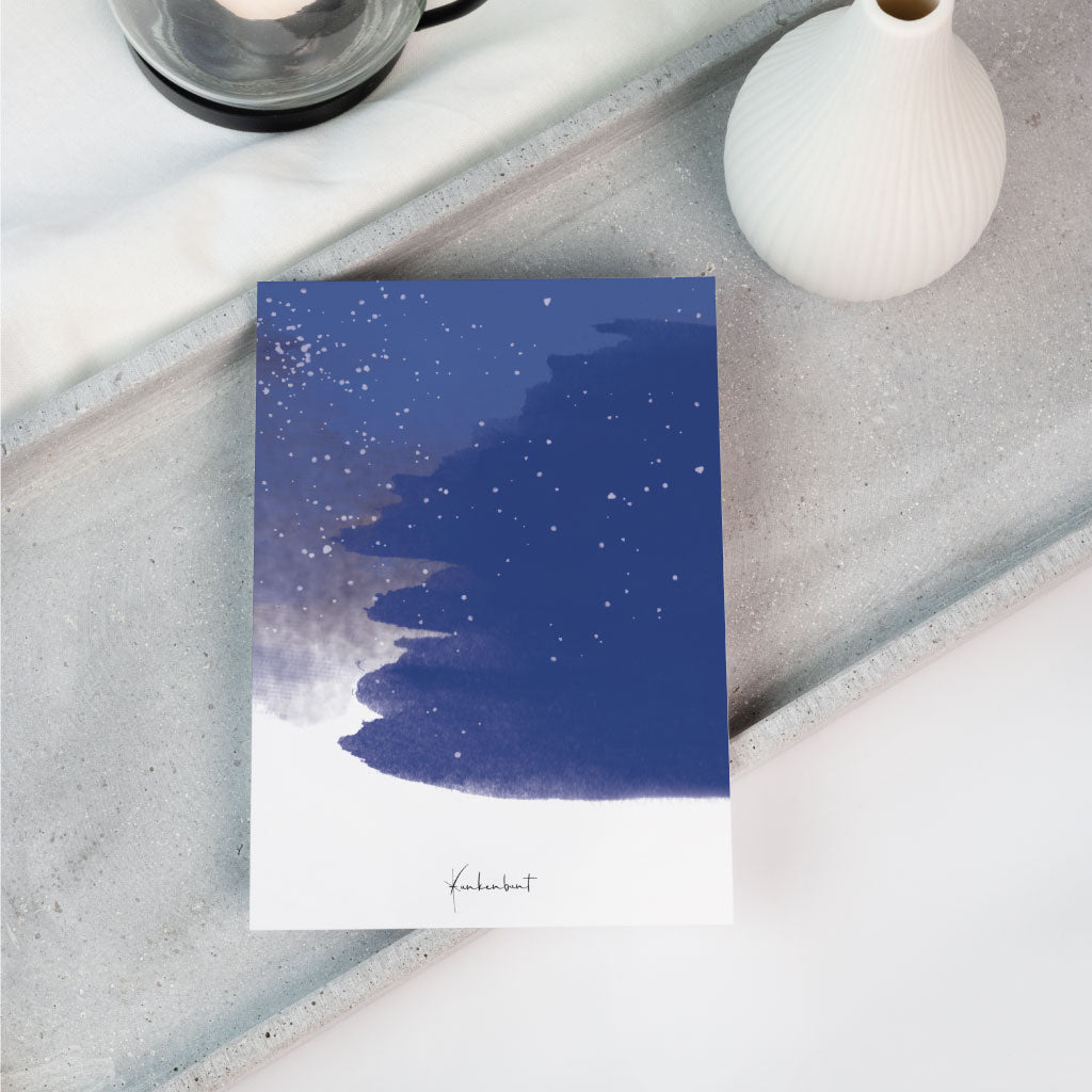 Rückseite der Karte mit kleinem Logo und blauem Sternenhimmel