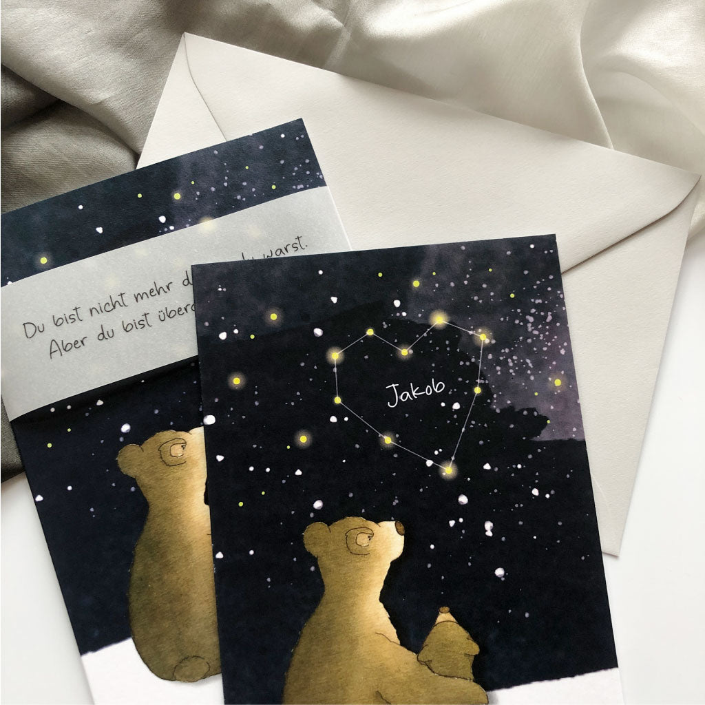 Detailansicht der Trauerkarte mit Aquarell-Bären und individuellem Sternenbild inklusive Name – eine einfühlsame Beileidskarte für Kinder und Erwachsene.