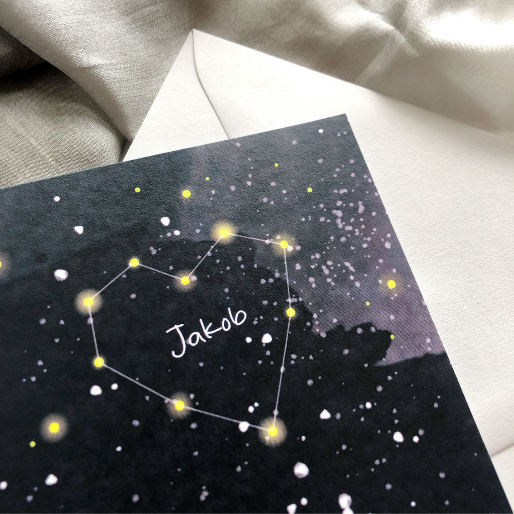 Detailansicht des Herz-Sternbilds mit Namenspersonalisierung auf der Trauerkarte mit Aquarellhimmel, perfekt als Erinnerungskarte oder Trostspender.