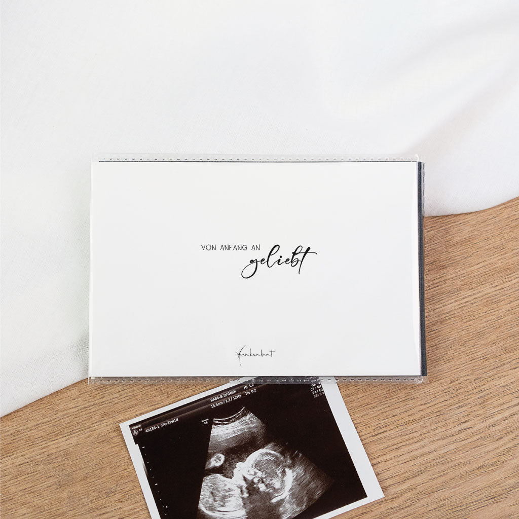 Rückseite des schwarzen Ultraschallbilder Albums mit Schriftzug „von Anfang an geliebt“ – Einsteckalbum als Schutz für Bilder und Fotos, passend als Schwangerschaft Geschenk