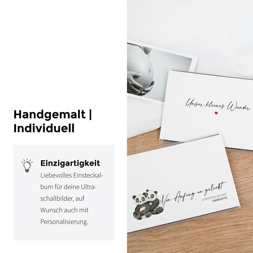 Infografik Handgemalt und individuell: Ultraschallbilder Album mit Karte „Unser kleines Wunder“ und Einsteckalbum als Schwangerschaft Geschenk auf Holztisch.