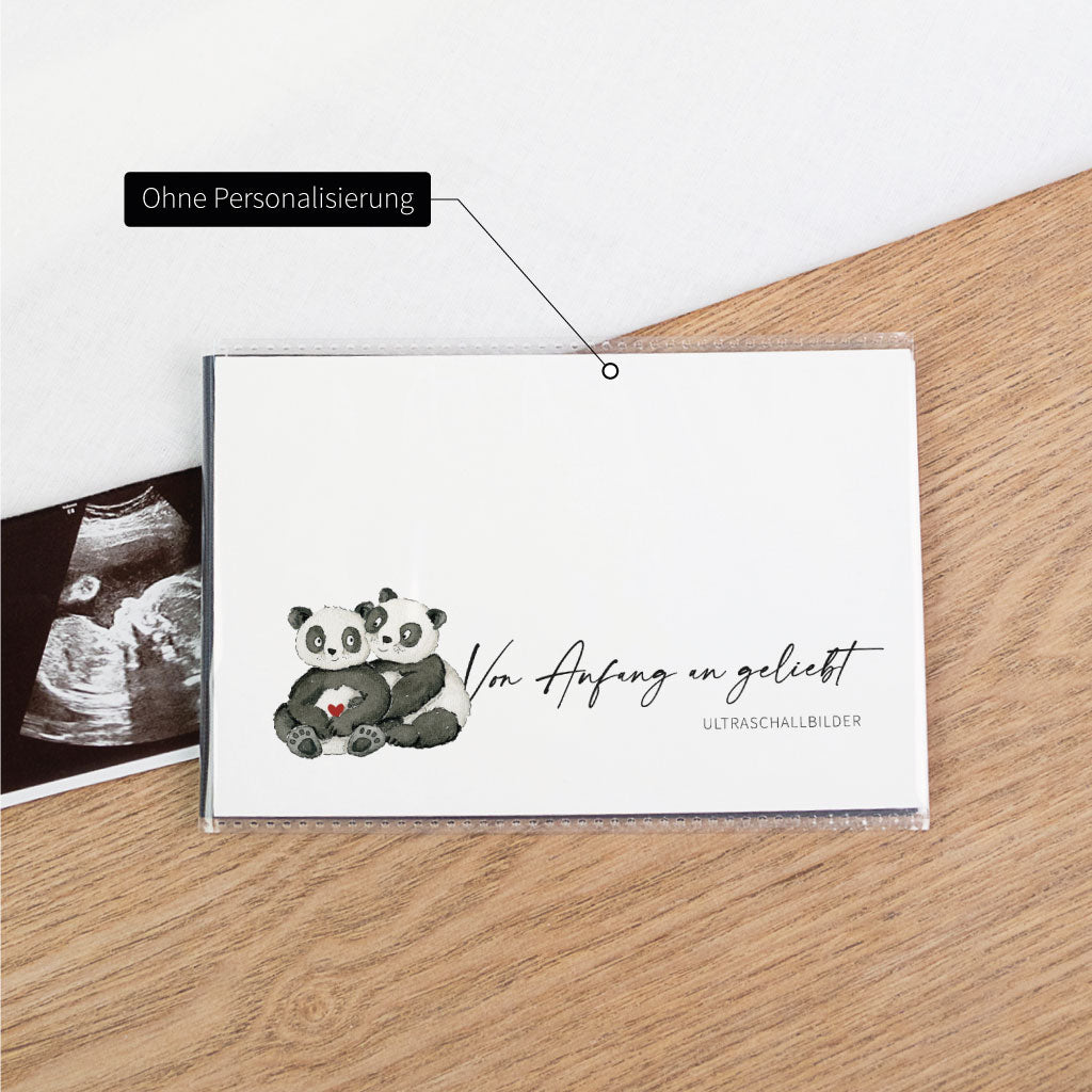 Ultraschallbilder Aufbewahrung ohne Personalisierung: Einsteckalbum mit Panda-Illustration und Schriftzug „Von Anfang an geliebt“, Ultraschallfoto teilweise sichtbar.