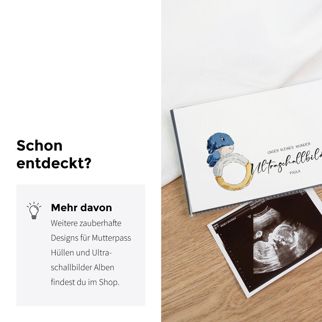 Infografik „Schon entdeckt?“: weiteres Design für Ultraschallbilder Aufbewahrung Album mit handgemaltem Wal-Motiv, Ultraschallfoto davor auf Holztisch.