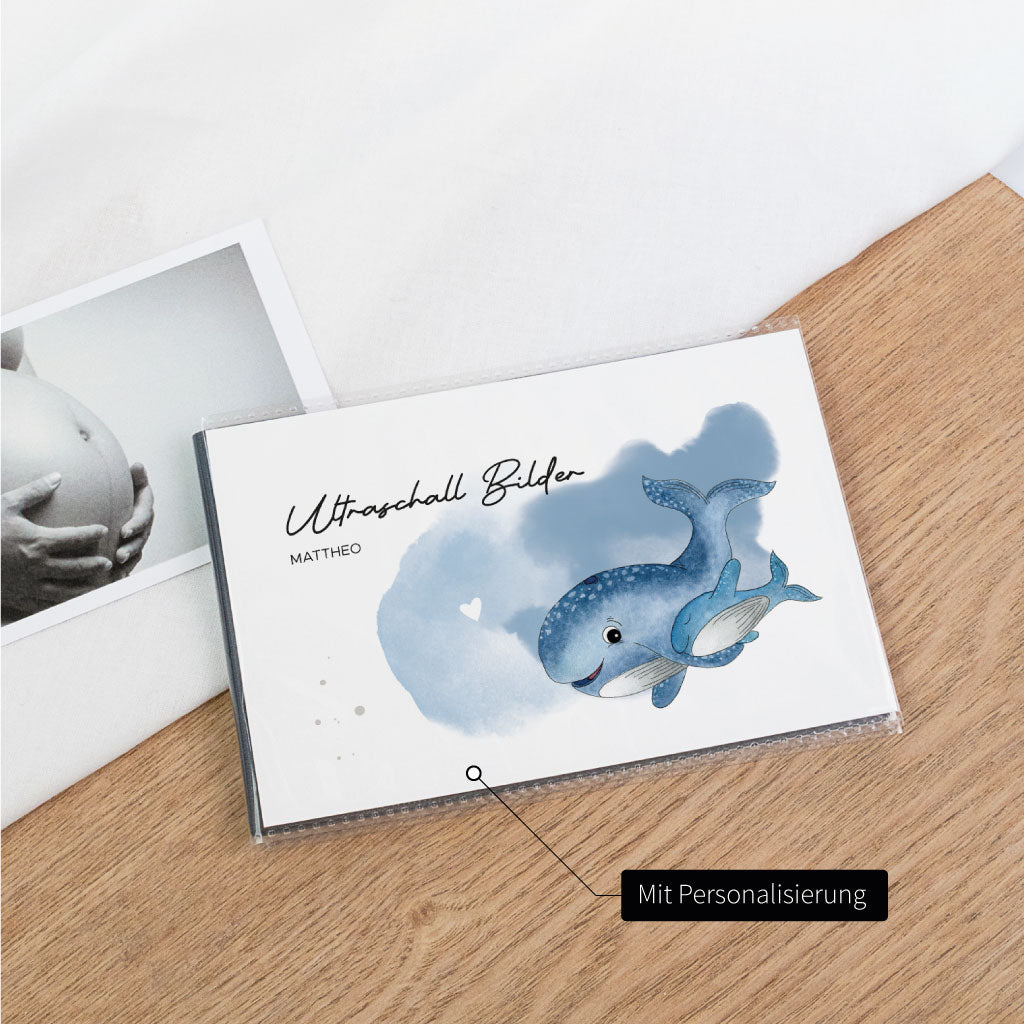 Schwarzes Einsteckalbum zum Schutz für Ultraschall Fotos mit Hinweis „Mit Personalisierung“ – Cover mit Aquarell Wale Motiv und Name „Mattheo“