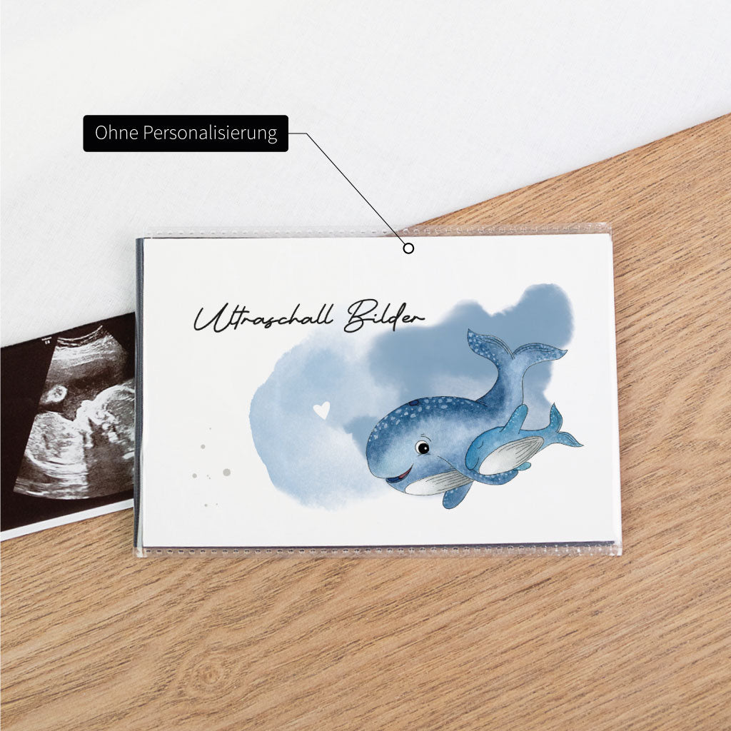 Schwarzes Einsteckalbum ohne Personalisierung – Ultraschallbilder Aufbewahrung mit Aquarell Wale Motiv, daneben ein Ultraschallfoto, Schutz für Bilder und Fotos