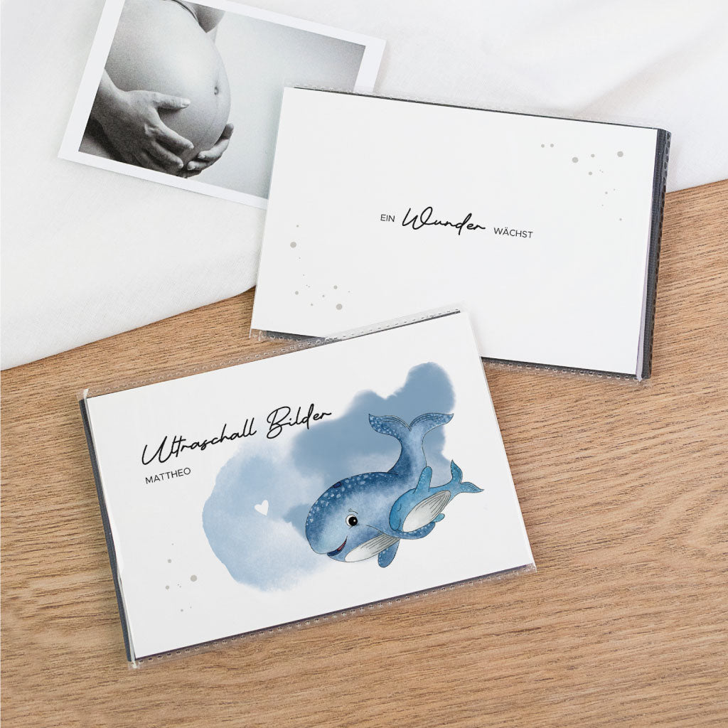 Zwei schwarze Einsteckalben als Set – vorne „Ultraschall Bilder“ mit Wal, hinten Schriftzug „Ein Wunder wächst“, ideal als Schwangerschaft Geschenk und Ultraschallbilder Aufbewahrung