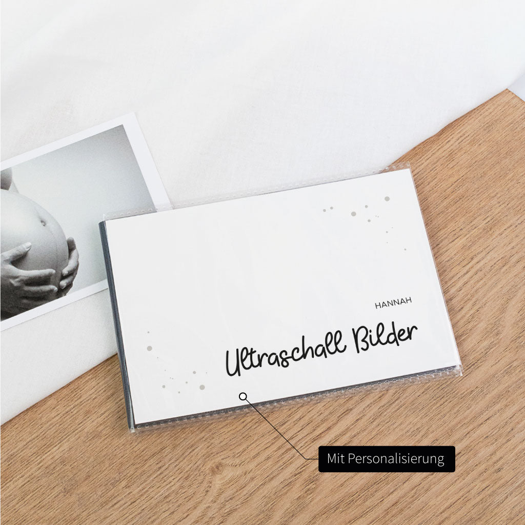 Ultraschallbilder Aufbewahrung Album personalisierbar: Einsteckalbum „Ultraschall Bilder“ mit Name, Hinweis „Mit Personalisierung“, schwarz weiß Design als Schutz für Bilder.