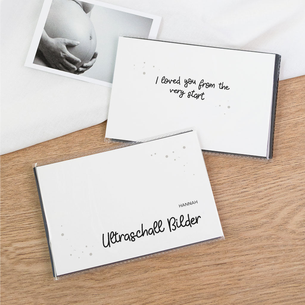Schwangerschafts Geschenk: zwei Alben in minimalistisch schwarz weiß, oben „I loved you from the very start“, unten „Ultraschall Bilder“ mit Name – Aufbewahrung für Fotos.