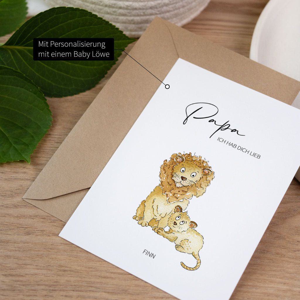 Detailaufnahme der personalisierbaren Geschenkkarte zum Vatertag mit einem großen Löwen und einem kleinen Löwenkind.