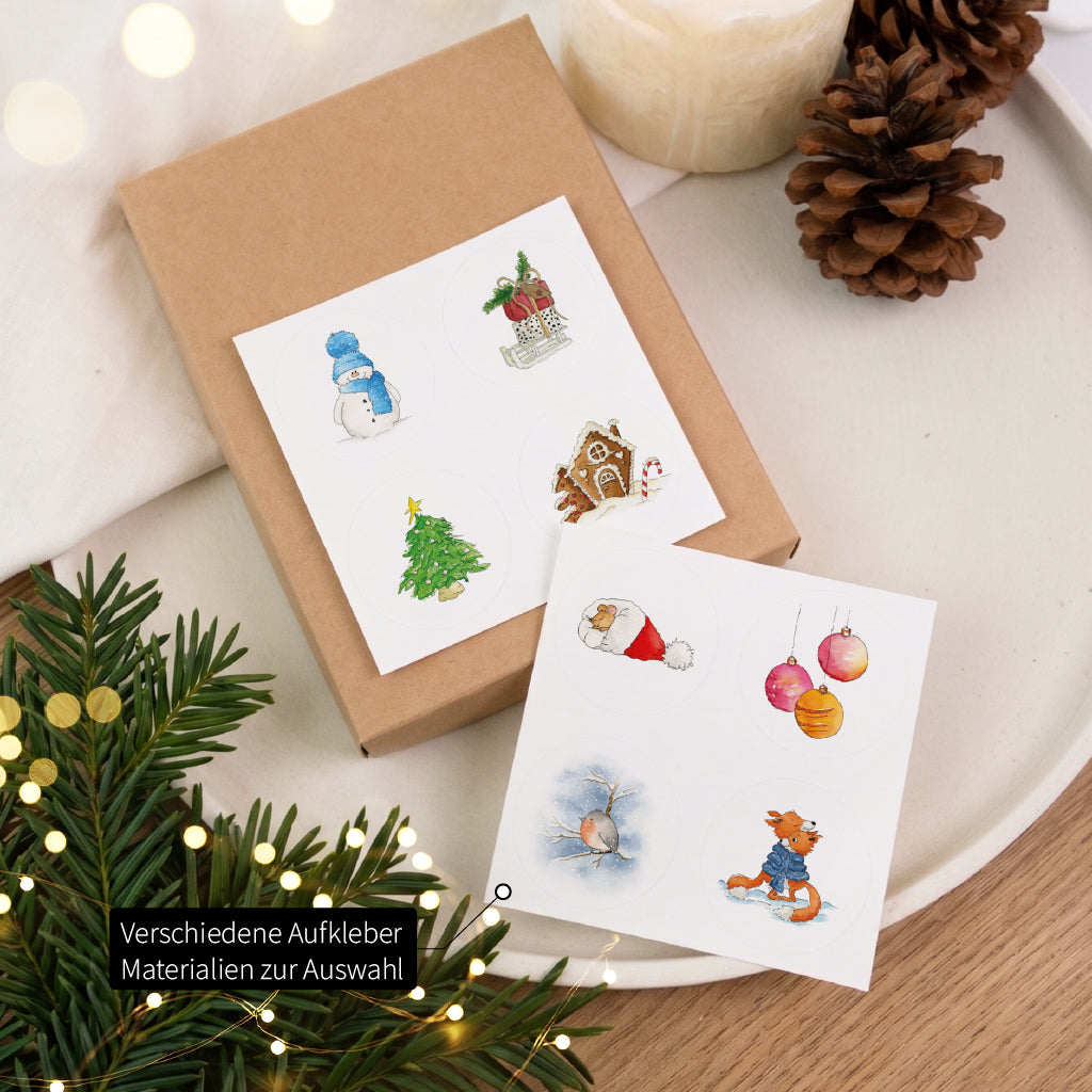 Zwei quadratische Stickerbögen mit je vier runden Weihnachtsaufklebern zum einfachen Adventskalender basteln.