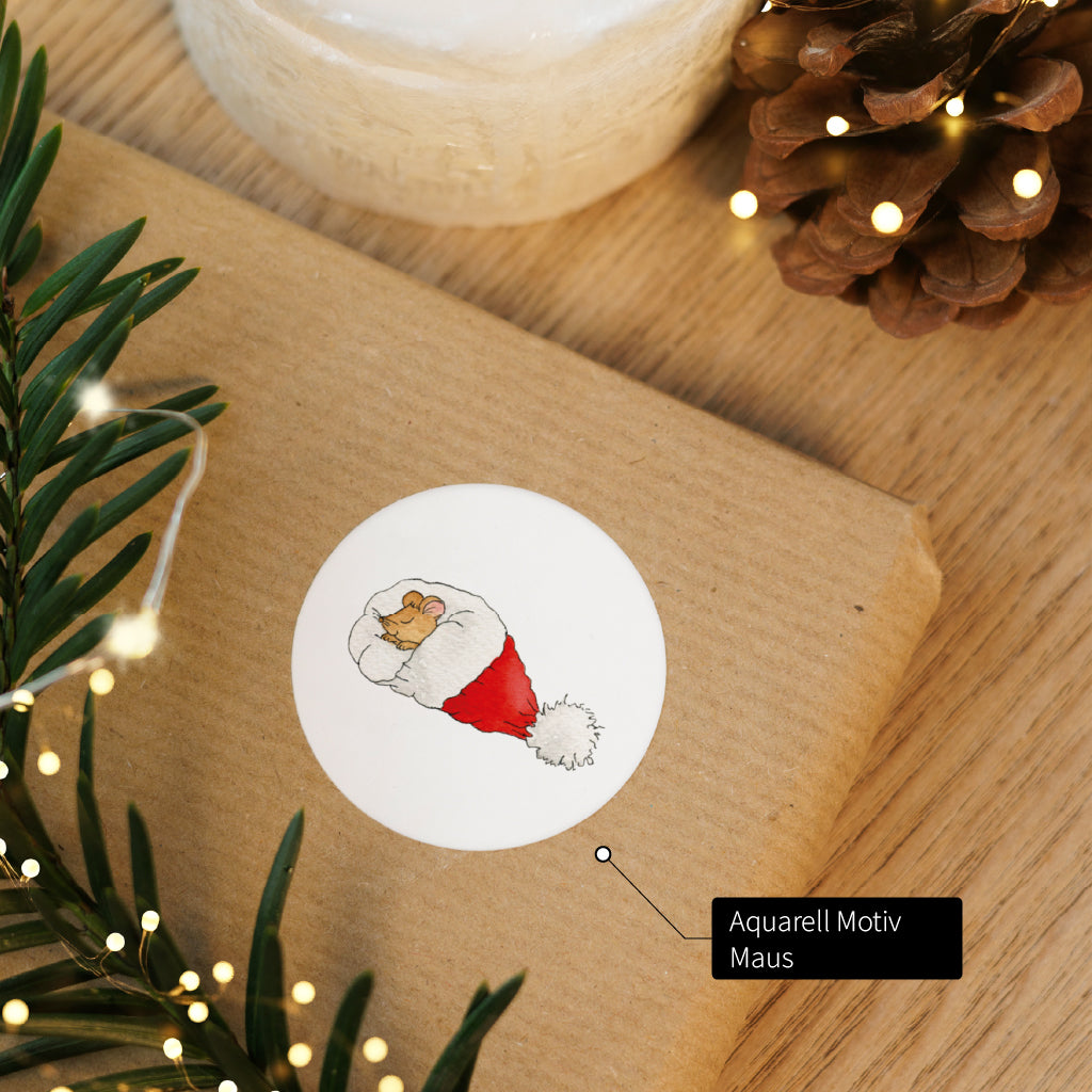Festlicher Sticker mit schlafender Maus im Nikolaushut als süsse Weihnachtsdekoration auf Kraftpapier.