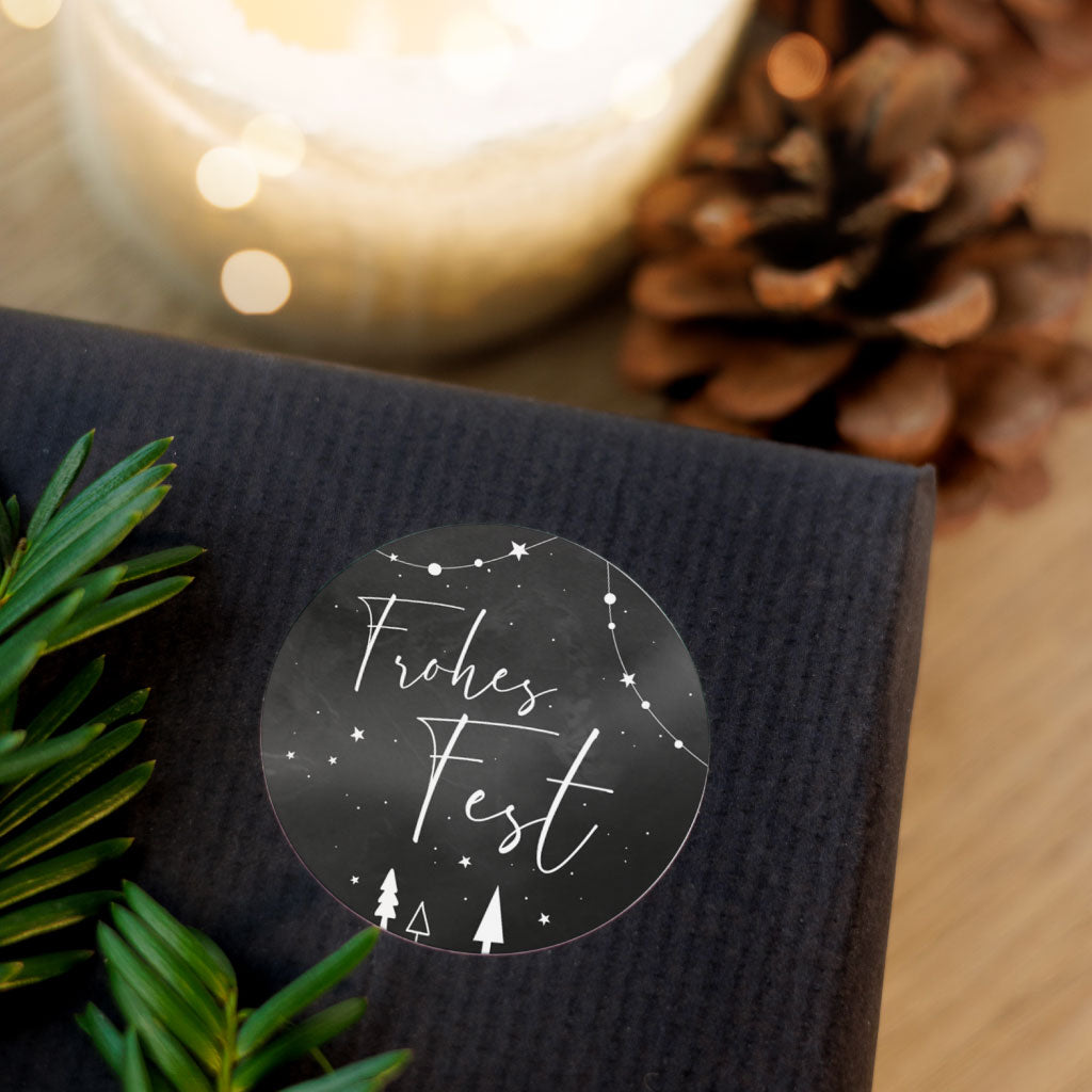 Motiv "Frohes Fest" mit Sternen, Tannenbäumen und Lichtergirlande