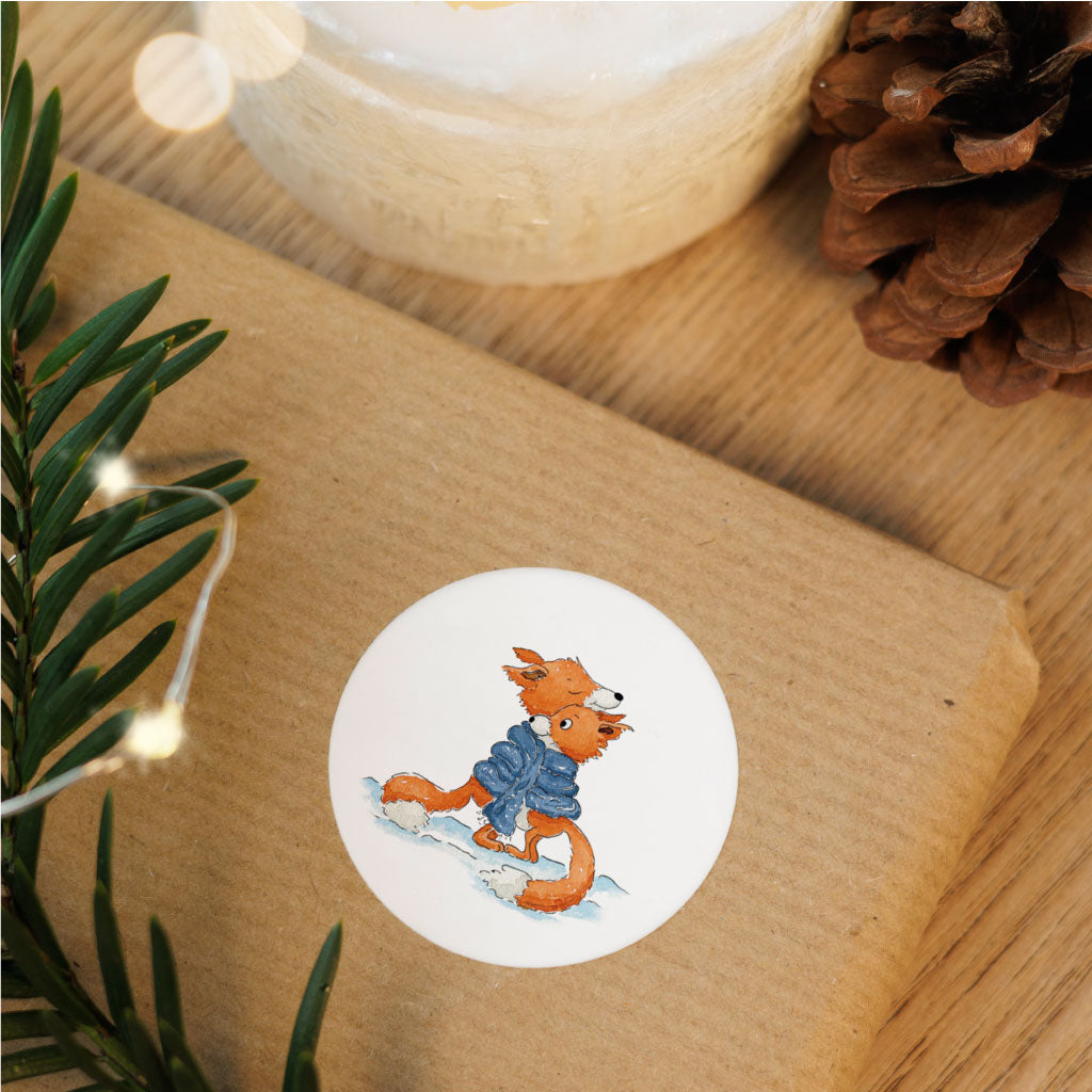 Sticker klebt auf Weihnachtsgeschenk mit Geschenkpapier aus Kraftpapier