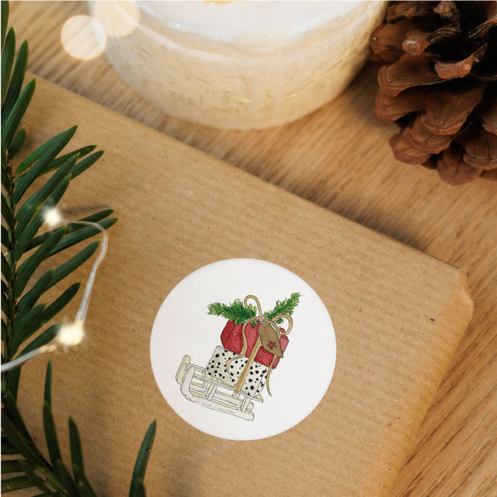 Sticker klebt als Dekoration auf Weihnachtsgeschenk