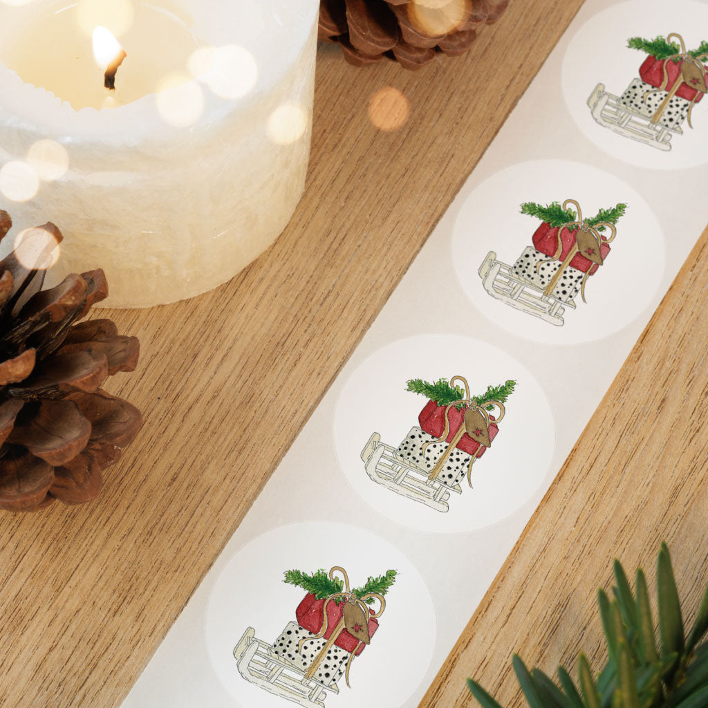 Etiketten auf Rolle liegen vor Weihnachtsdeko