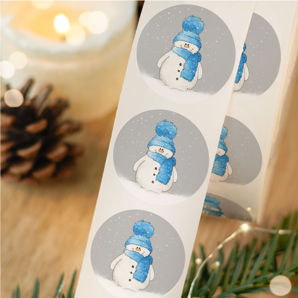 Detailansicht einer Stickerrolle mit Schneemann-Aufklebern, ideal für die kreative Weihnachtsdekoration oder Geschenkverpackung.