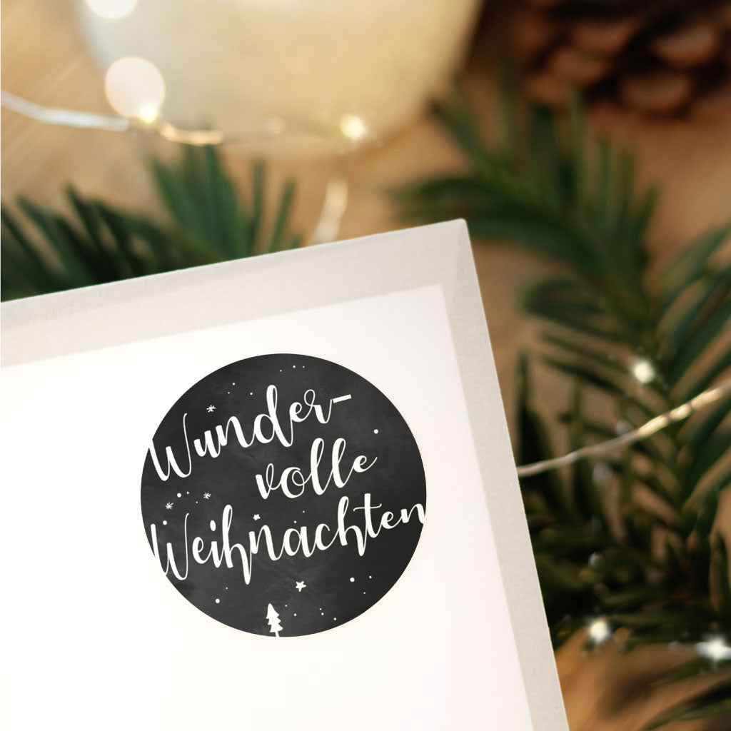 Schwarzer Weihnachtsaufkleber mit weißem Text "Wundervolle Weihnachten"