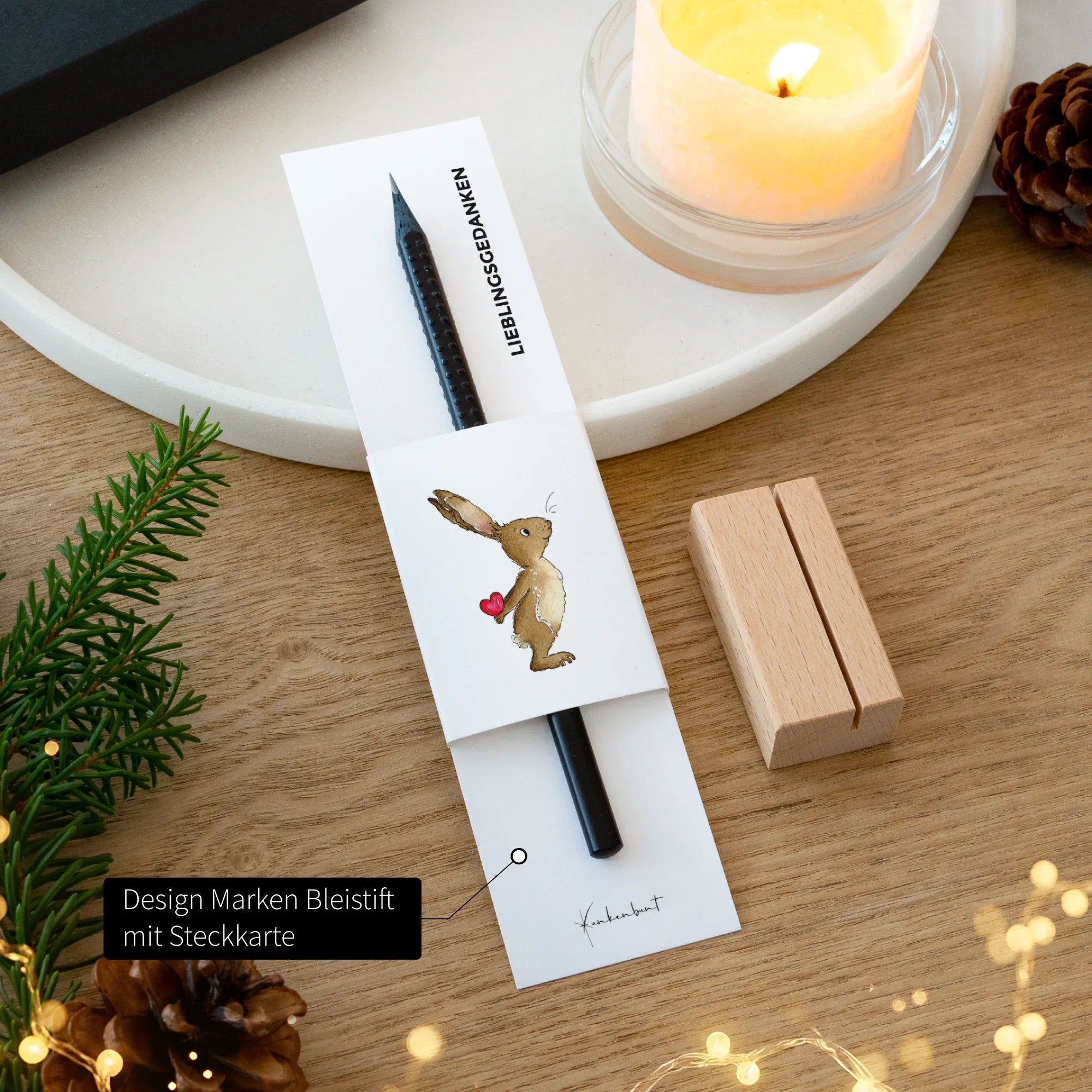 Schwarzer Design Bleistift mit Steckkarte und Aquarell Motiv Hase, Holz-Kartenhalter daneben, Weihnachtsgeschenk Papeterie Set
